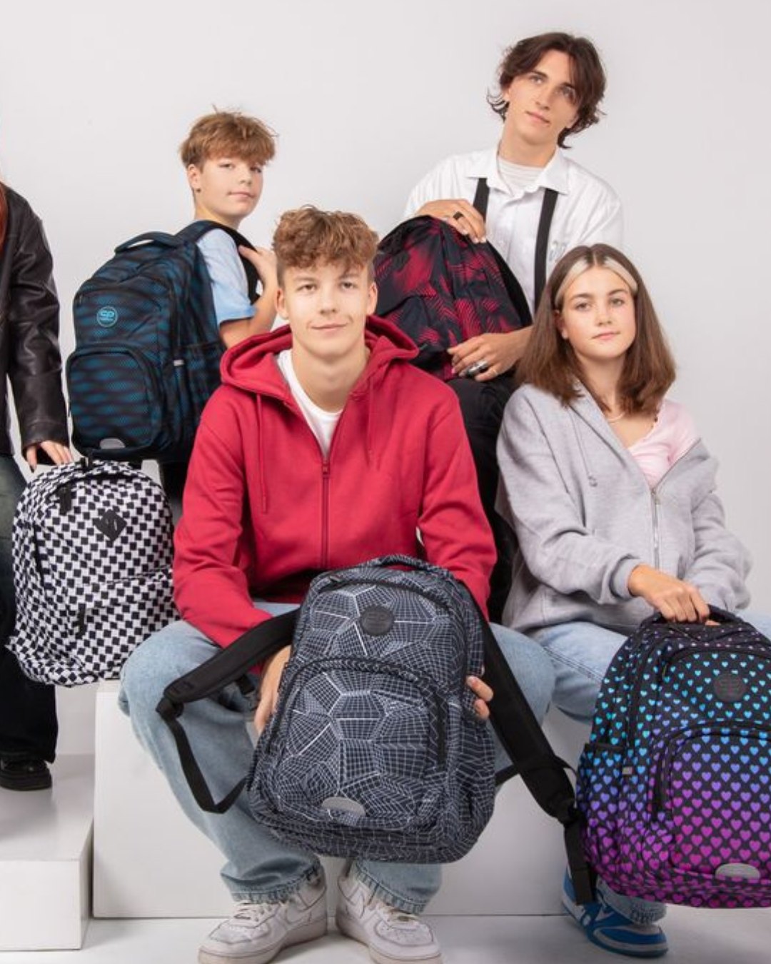 Cada uno con su rollo, su estilo y su forma de ver el mundo.🌍

Las mochilas son una parte de ellos que les hace únicos.✨

Porque ser auténtico nunca pasa de moda.

#Coolpack #TuFormaDeSer #TuEstiloTuIdentidad #mochilajuvenil